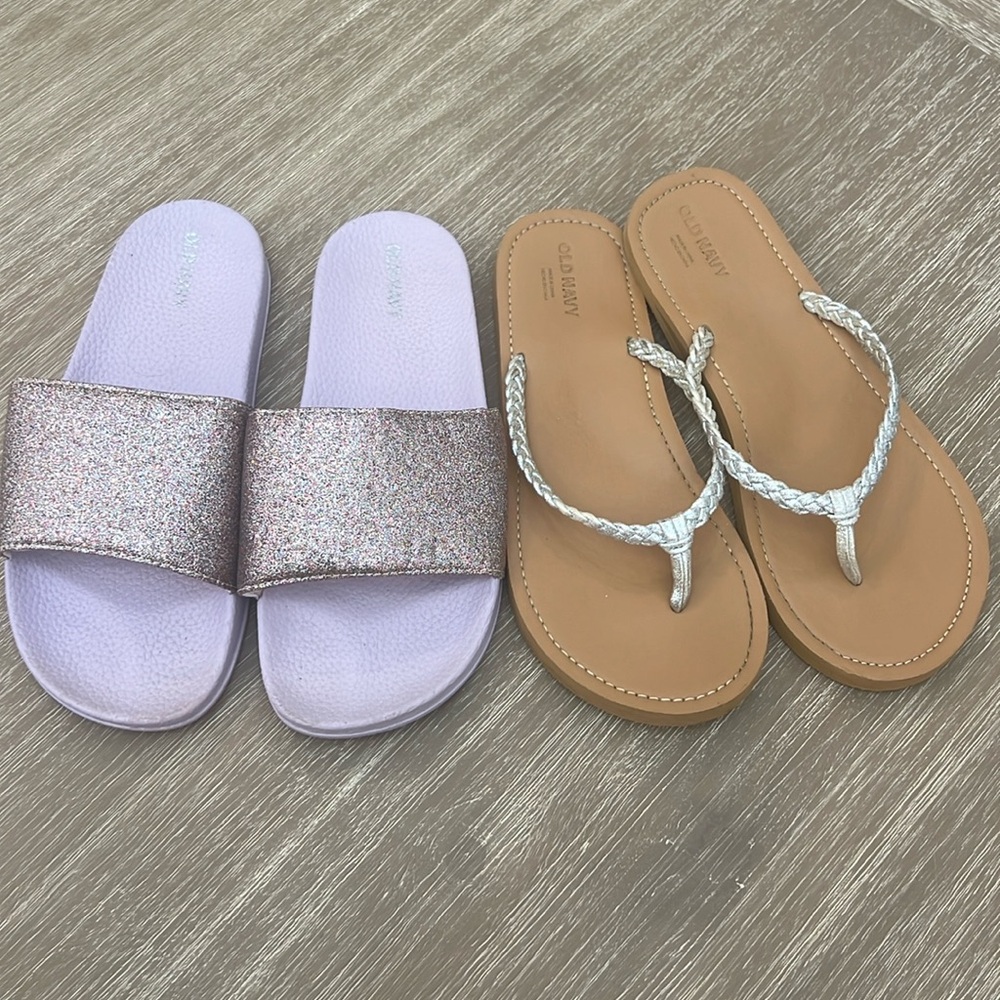 Girls’ OLD NAVY 2 pairs - Slides and Flip Flops - size 3/4 (Pre-Owned)